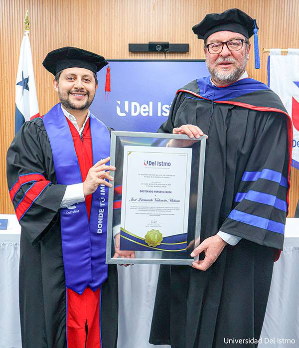 Dr. Jose Leonardo Valencia recibe diploma