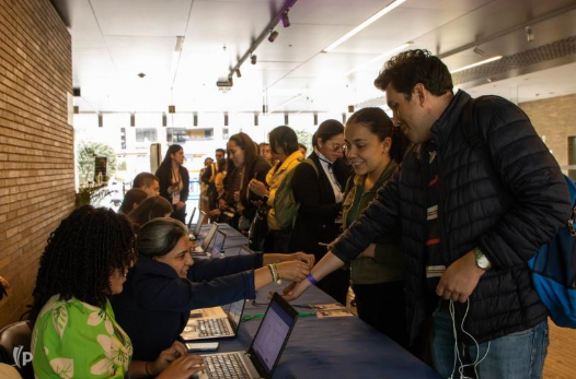 estudiantes realizando inscripción digital