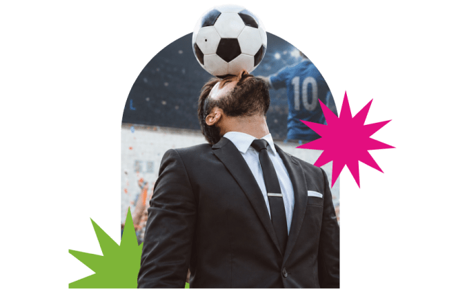 Profesional en marketing sosteniendo el control de un balón de fútbol con la cabeza