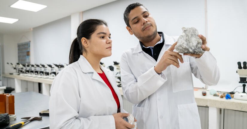 Estudiantes de Ingeniería Geológica realizan prácticas de laboratorio en Valledupar.