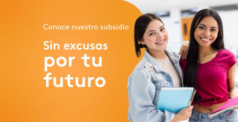 Dos estudiantes sonrientes sosteniendo útiles escolares en un campus universitario