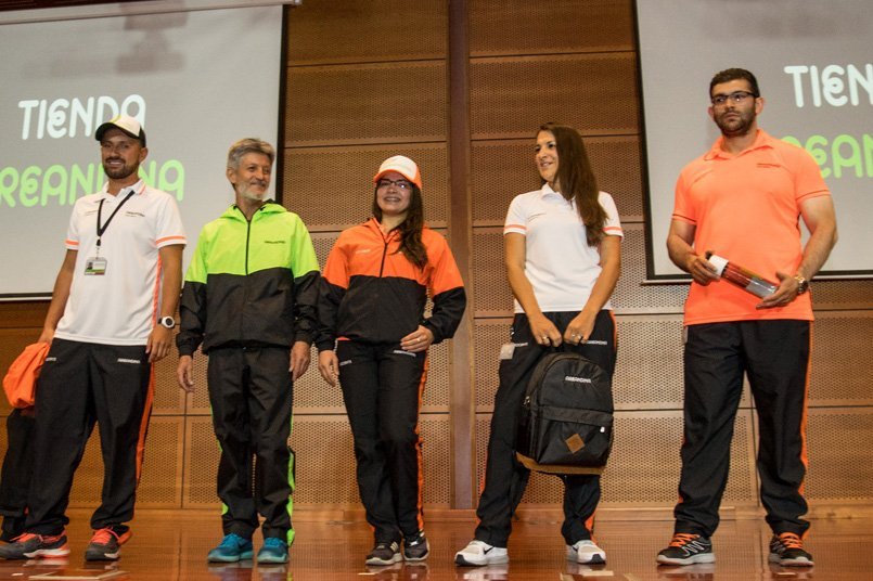 Con un desfile de modas se presentó la dotación  administrativa y docente 2017